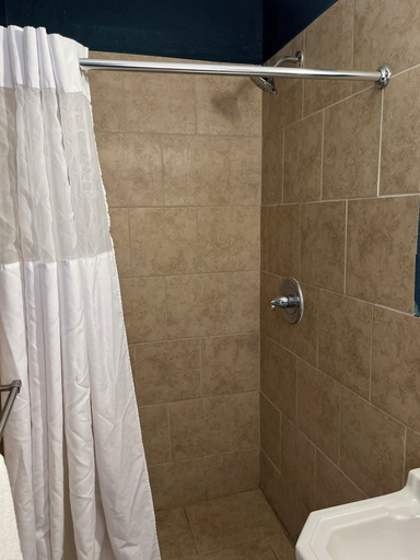 Bathroom 4, Budget Inn, Montague