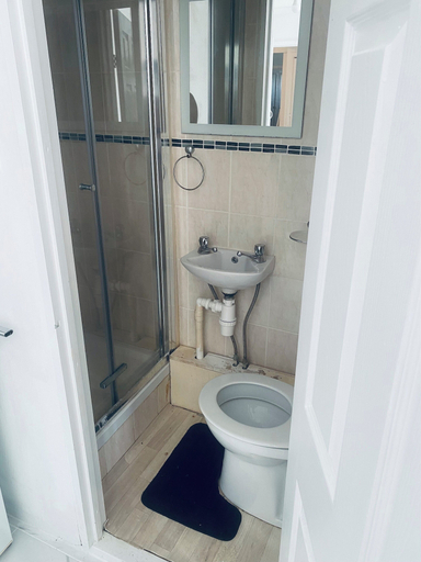 Others 3, Cozy Studio Retreat in Mitcham, London