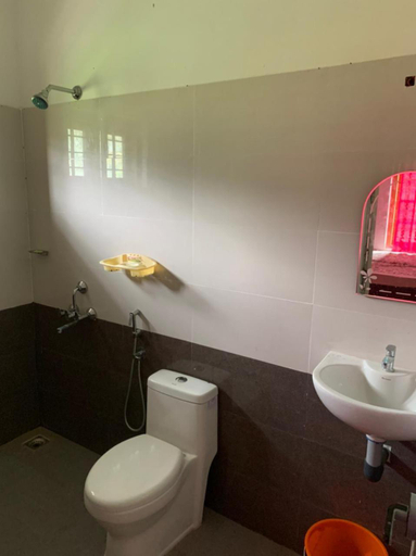 Bathroom, The Grand White House - Private Villa, Idukki