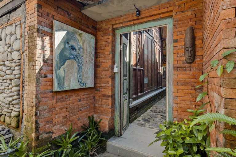 Exterior 6