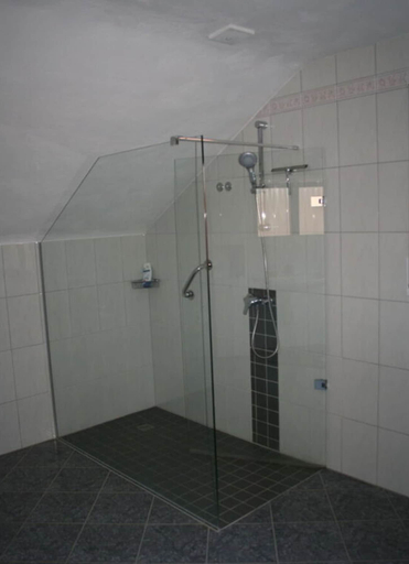 Bathroom 2, Liefde Voor de Eifel, Düren