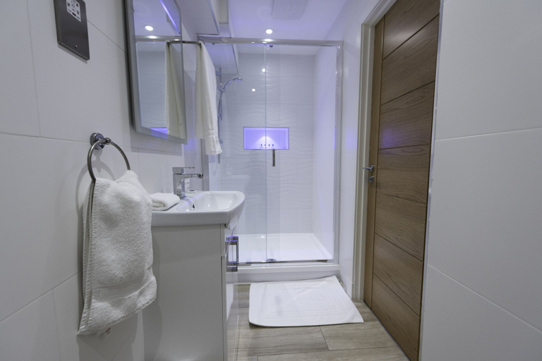 Bathroom 4, Ivory Lodge, Wokingham