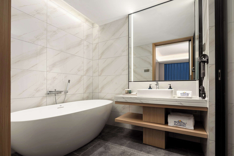 Bathroom 5, Microtel By Wyndham Qingdao Huangdao, Qingdao