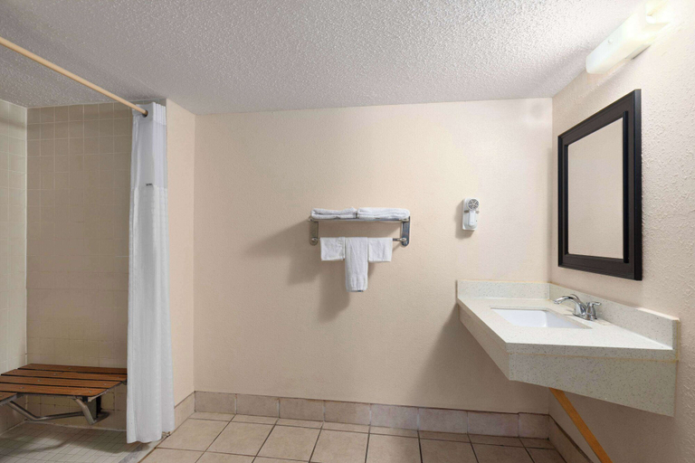 Bathroom 4, Super 8 By Wyndham Fort Mitchell Cincinnati Area, Kenton