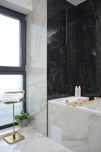 Bathroom 4, The Clock, Voluntari