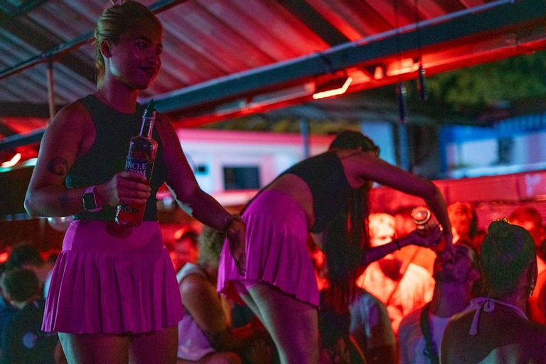 Base Party Hostel, Mueang Krabi
