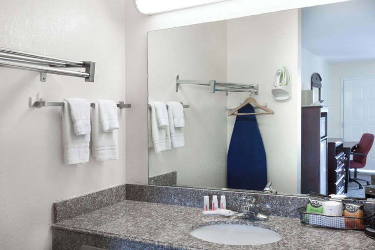 Bathroom 4, Ramada by Wyndham Pelham, Shelby