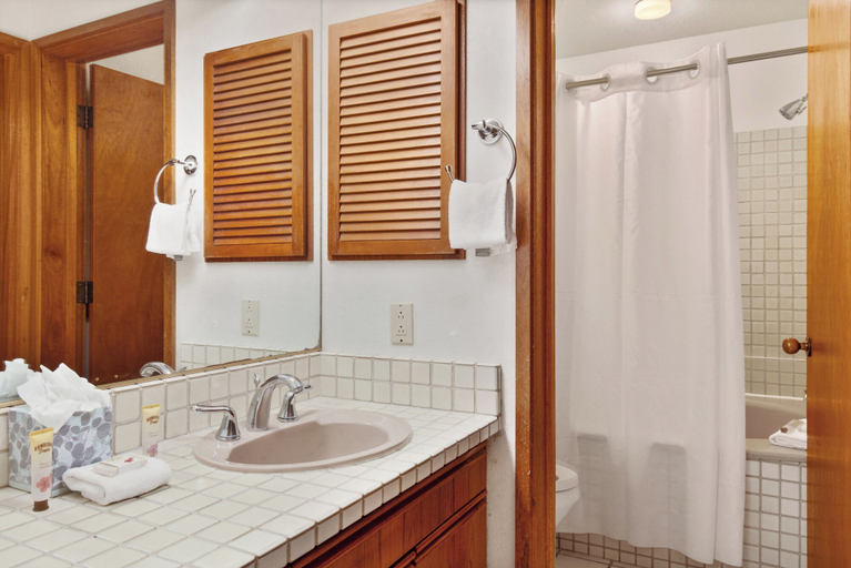 Bathroom 5, Shores at Waikoloa, Hawaii