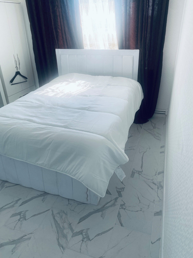 Others 5, Cozy Studio Retreat in Mitcham, London