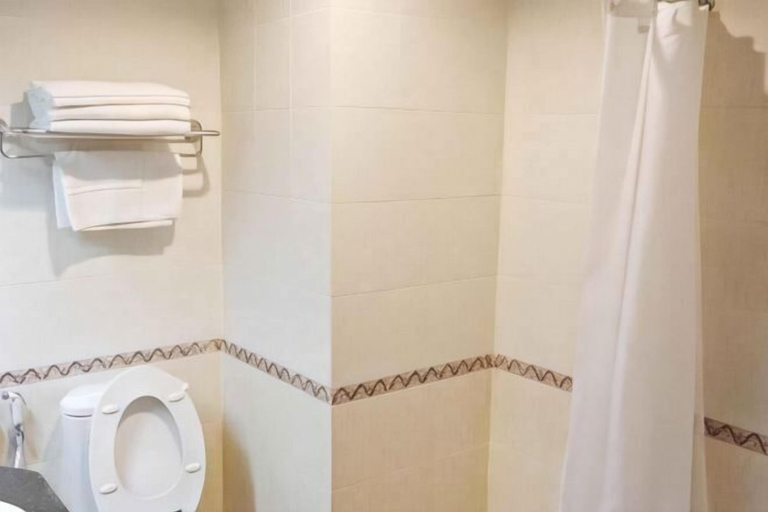 Bathroom 3, Lertnimit Hotel, Muang Chaiyaphum