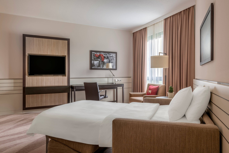 Bedroom 4, Munich Airport Marriott Hotel, Freising
