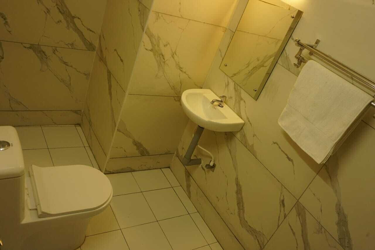 Bathroom, Hotel Sri Vijay Nivas, Theni