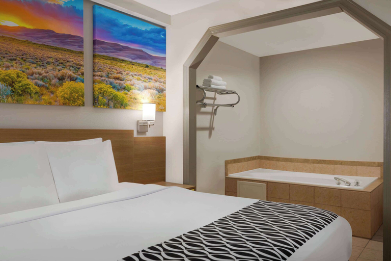 Bedroom 3, Days Inn by Wyndham Covington, Newton