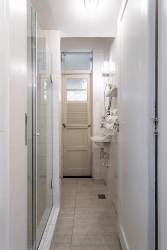 Bathroom 3, STUDIOS URCA na rua da mureta da Urca, Rio de Janeiro
