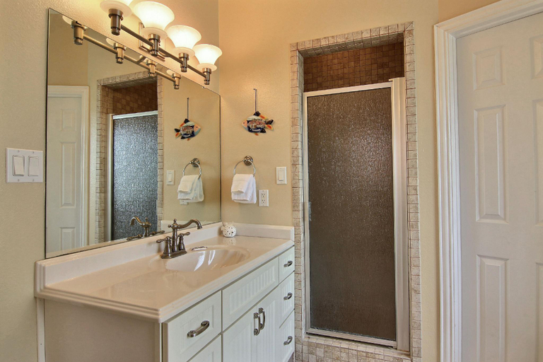Bathroom, Coconut Charlies, Nueces