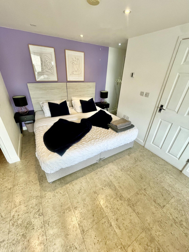 Bedroom 2, Stunning Studio Apartment in Cambridge, Cambridgeshire