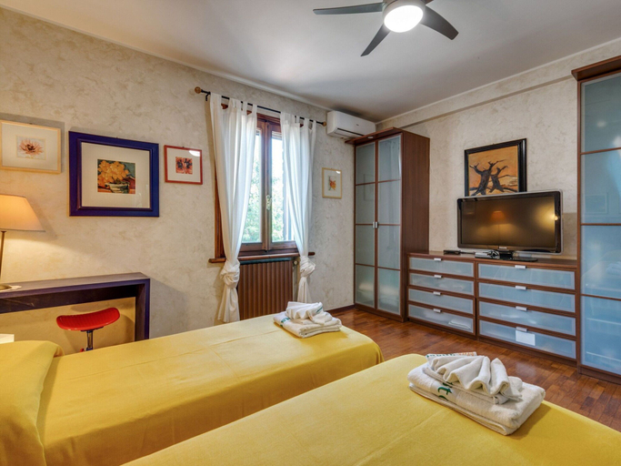 Bedroom 5, Villa in Castelbelforte Near Lago di Garda, Mantua