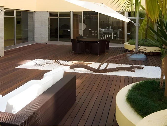 Exterior & Views 28