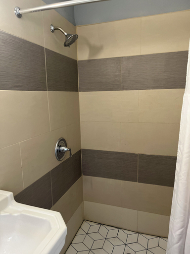 Bathroom 3, Budget Inn, Montague