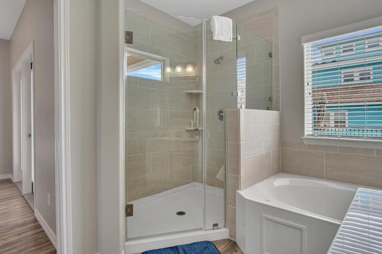 Bathroom 4, Cajun Shrimp, Nueces