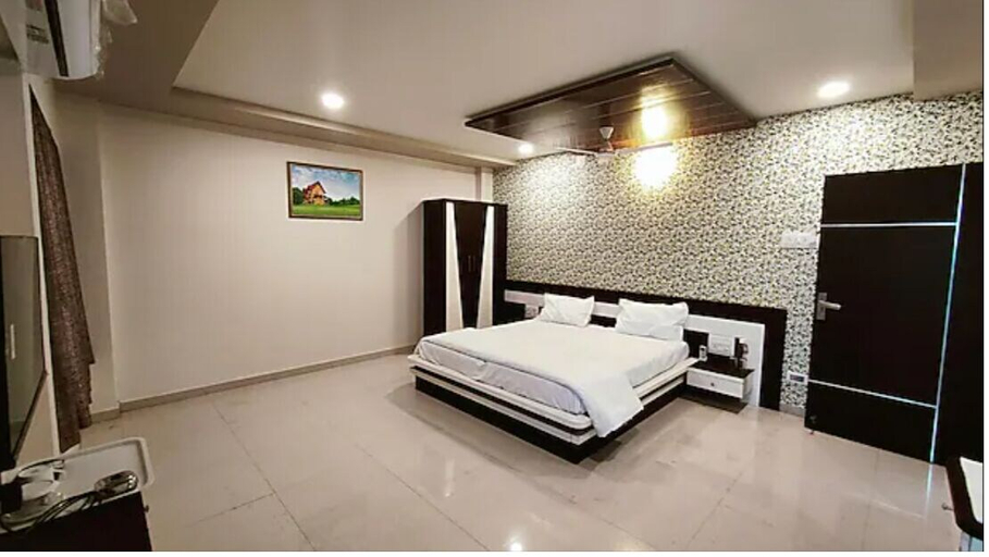 Bedroom 4, Hotel Tulsi Inn, Amreli