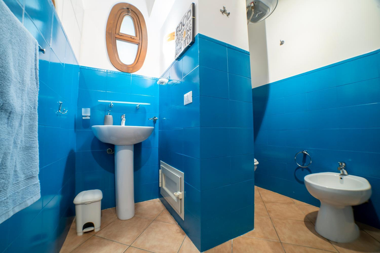 Bathroom 2, Happie Casa La Cattedrale, Palermo
