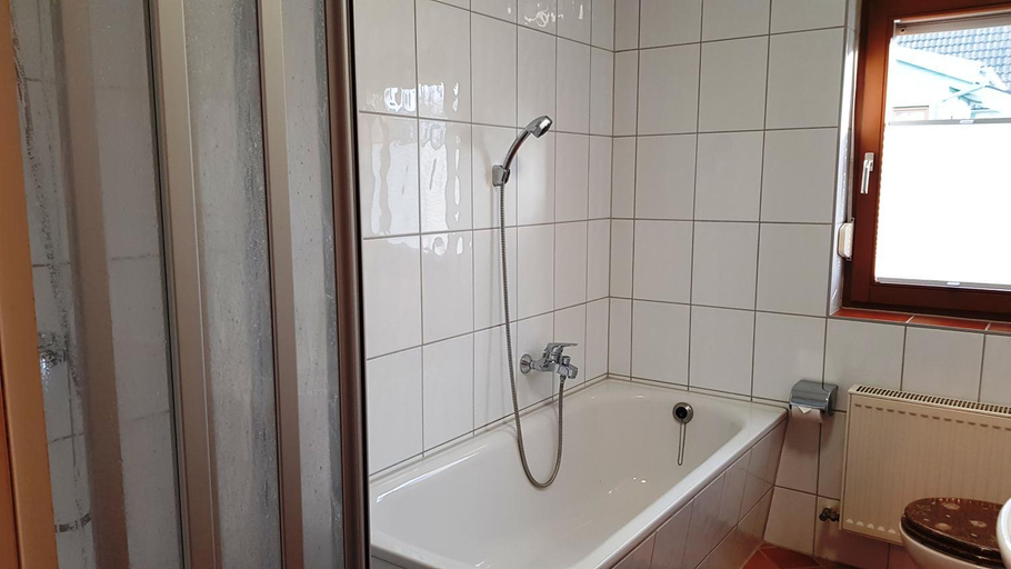 Bathroom, Ferienwohnung mit Balkon und Seeblick im 1 OG, Vorpommern-Rügen