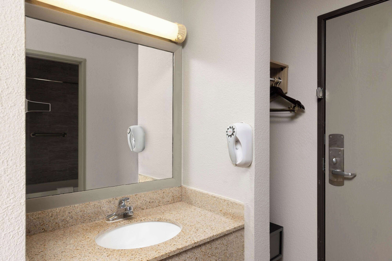 Bathroom 5, Days Inn by Wyndham Carthage, Jasper