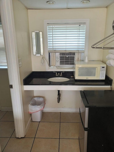 Bathroom 3, Sea Shell Motel, Washington