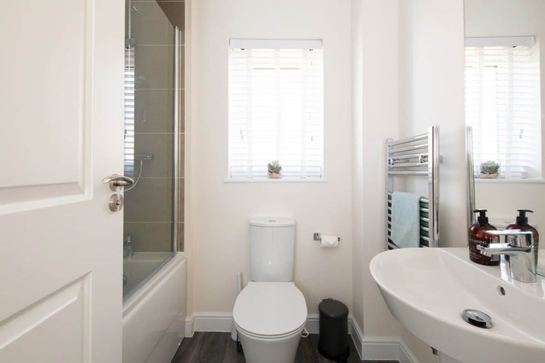Bathroom 3, Charming Modern City Escape Garden Parking, West Sussex