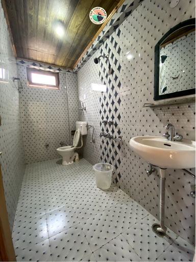 Bathroom 4, Vashishth x One Light Stays, Kullu