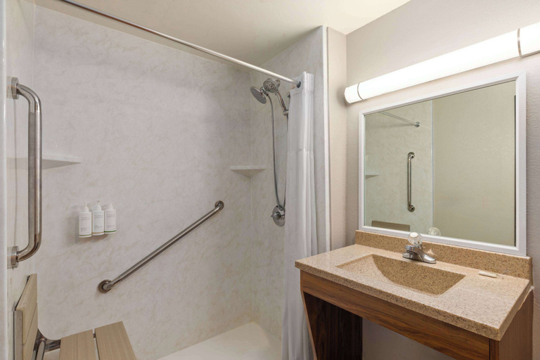 Bathroom 4, Days Inn by Wyndham Glasgow, Barren