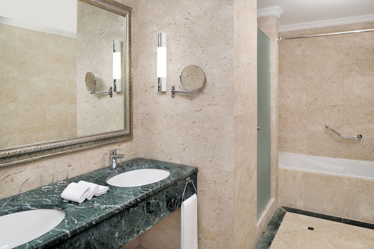 Bathroom 4, Dead Sea Marriott Resort & Spa, Shooneh Janoobiyyeh