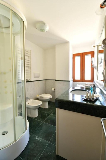 Bathroom 2, Le Cinèma, Latina