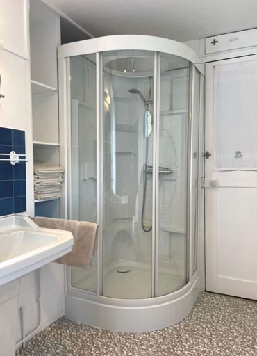Bathroom 3, Spacious Apartment With Garden, Manche
