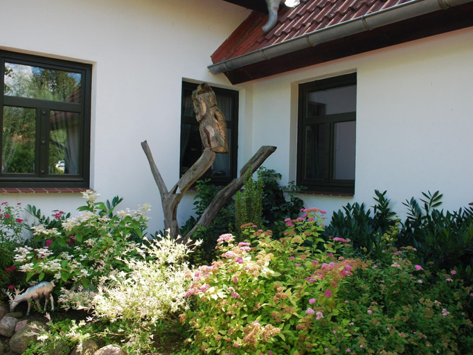 Exterior & Views 2, Idyllische Wohnung mit Pool in Mecklenburg, Mecklenburgische Seenplatte