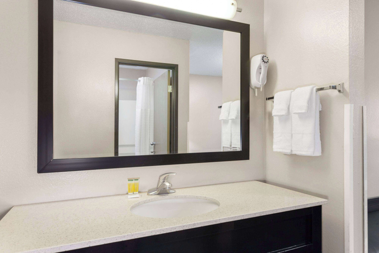Bathroom 4, Super 8 by Wyndham Mt. Vernon, Knox
