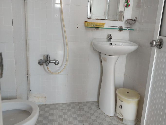 Bathroom 5, Ngọc Mơ Motel, District 8