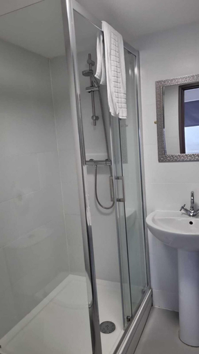 Bathroom 2, The Aston Inn, Birmingham