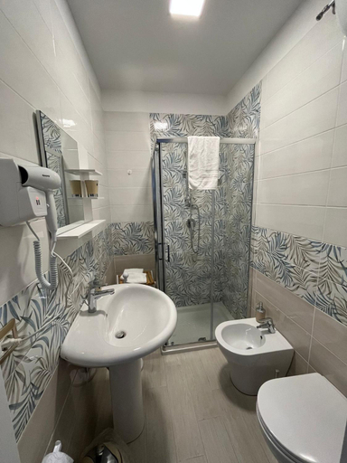 Bathroom 2, F.ROOMS NAPOLI VIA SEMENTINI, Napoli