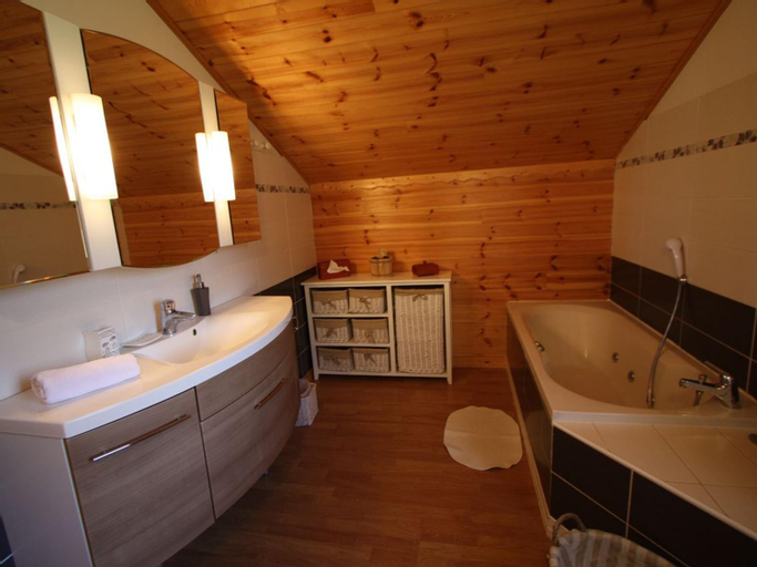 Bedroom 3, Chalet chaleureux avec sauna, terrain, terrasse et babyfoot a Saint-Nabord - FR-1-589-255, Vosges