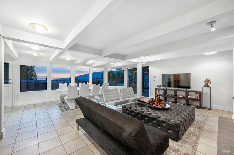 Others 5, Grouse Cheerful large private bedroom, bath, shared deck, pool, hot tub, Greater Vancouver