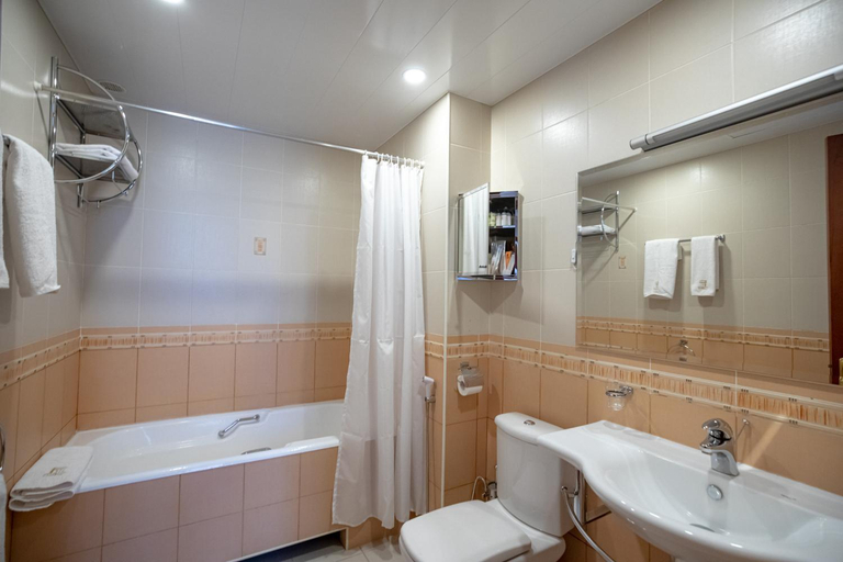 Bathroom 5, Latar Hotel Yerevan, Yerevan
