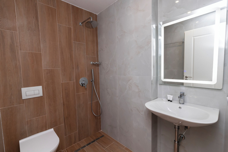 Others 5, Ventus Hotel, Sarandës
