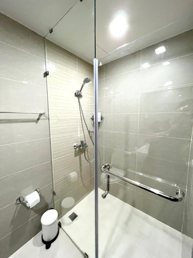 Bathroom 4, New & Modern Cozy 1BR w/ Balcony @BGC WiFi 300MBPS, Taguig