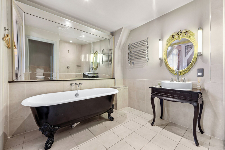 Bathroom 4, Harte and Garter, Slough