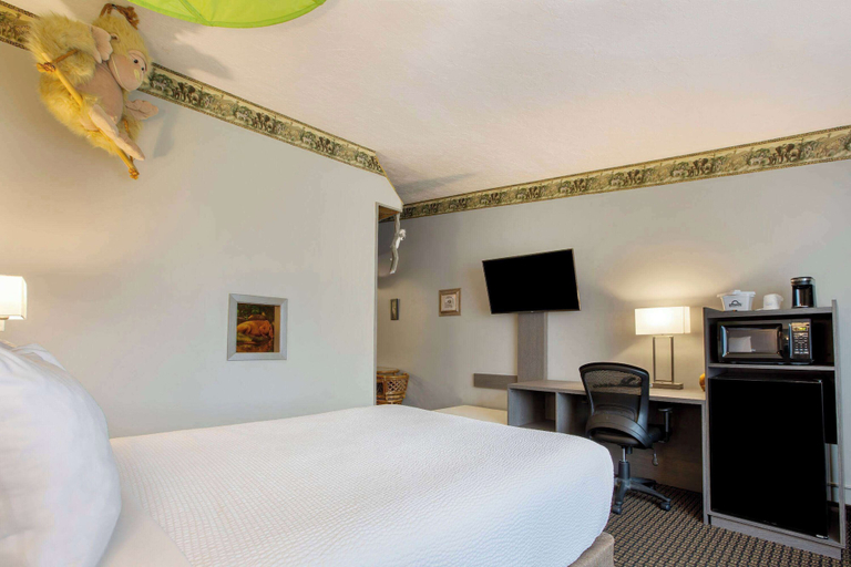 Bedroom 3, Days Inn & Suites by Wyndham Moncton, Westmorland