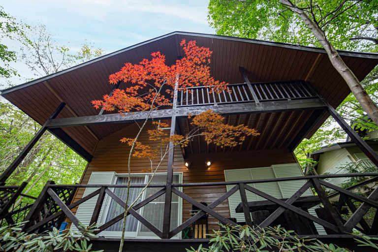 Bird Town No. 77 Kita Karuizawa #Healing Tree House wrapped in the scent of wood #Private villa with atrium #BBQ #Darts #Color OK #Large screen projector #Parking available, Tsumagoi