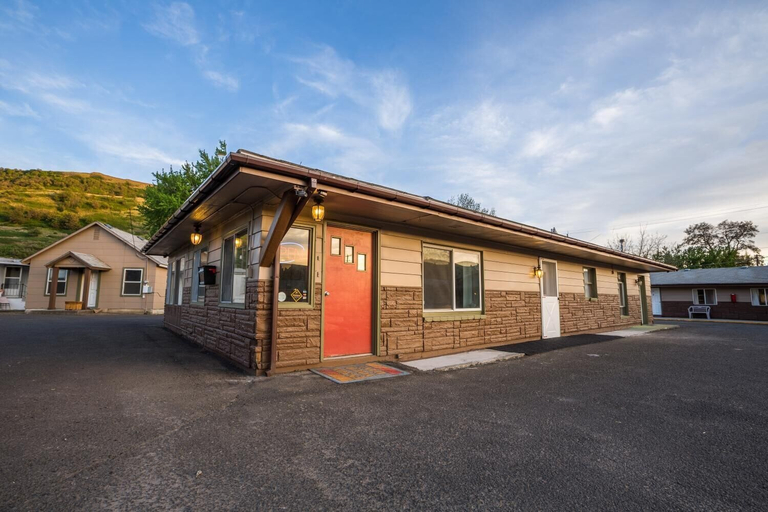 Exterior & Views 2, Dayton Motel, Columbia