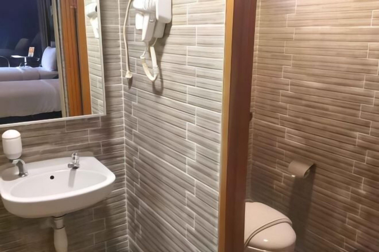 Bathroom 16